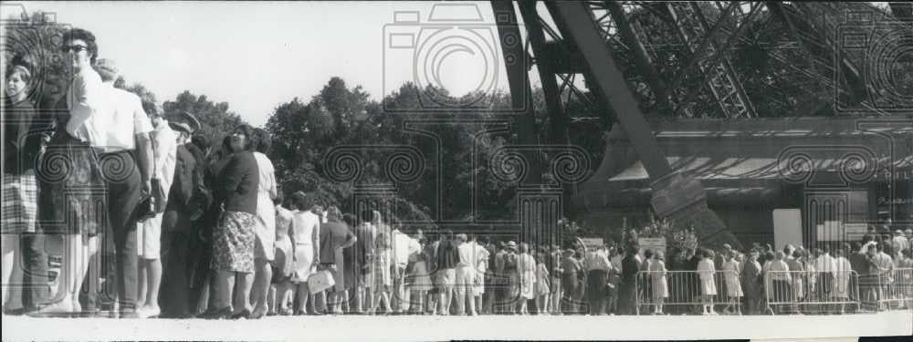 Press Photo Crowds Lined Up at the Eiffel Tower in Paris - Historic Images