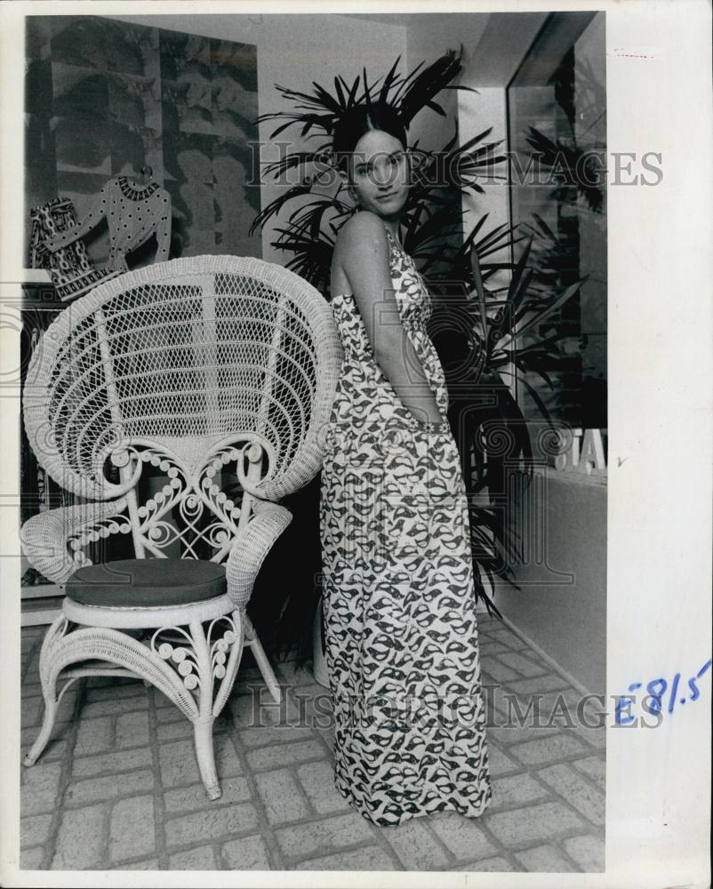 1972 Press Photo Seagulls stroll all over summer dress - RSL61945 - Historic Images