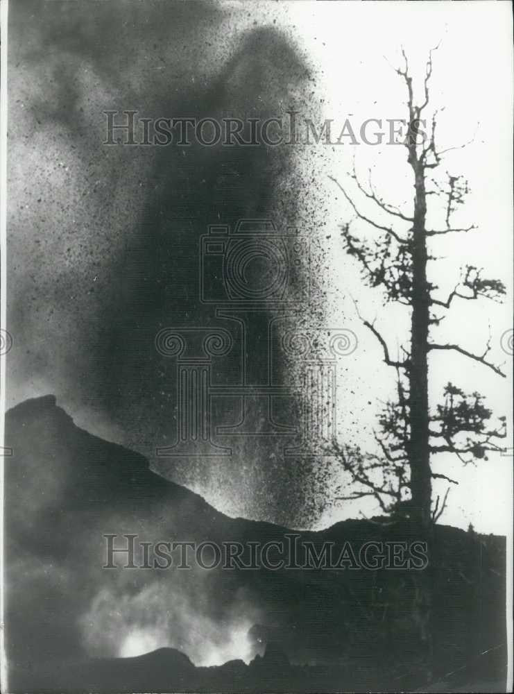 Press Photo The Erupting Kamchata Volcano - Historic Images