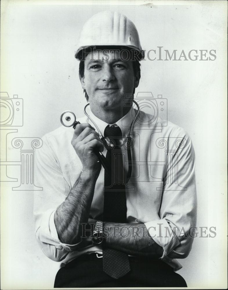 1988 Press Photo Dr Robert McCunney, expert on occupational injuries - Historic Images