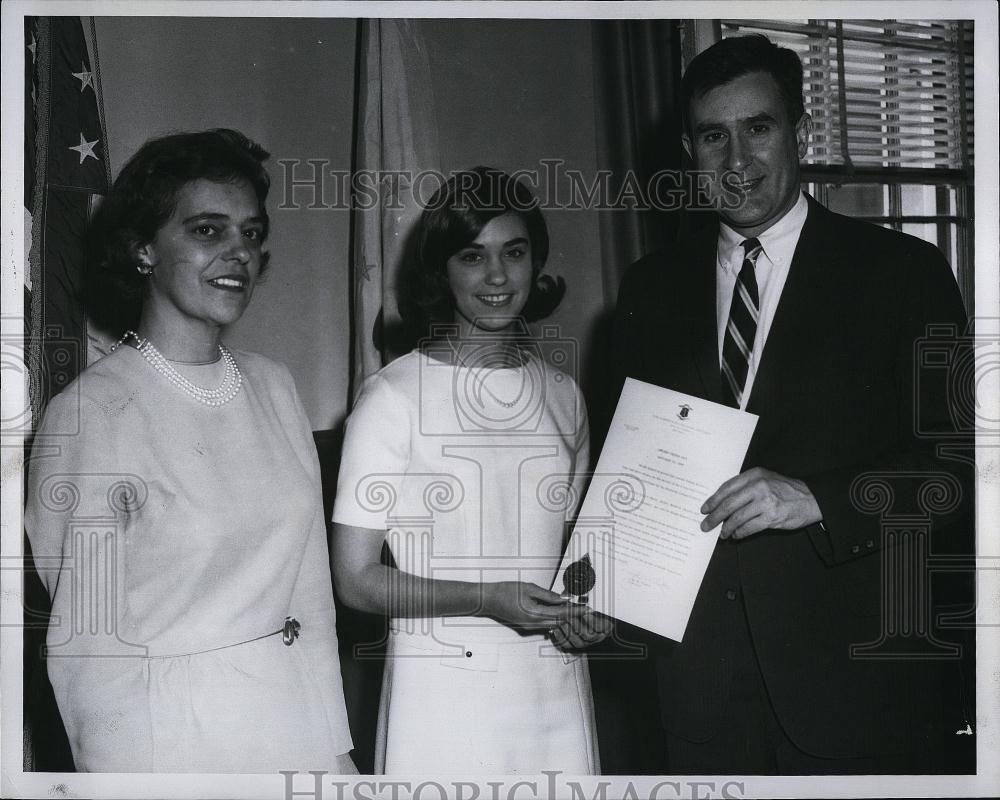 1965 Press Photo Cover Girl Louise Vieira &amp; Governor John Chatee of Rhode Island - Historic Images