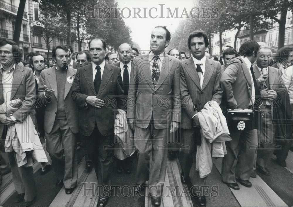 1975 Press Photo Anti-Franco March Paris Socialist Leader Francois Mitterrand - Historic Images