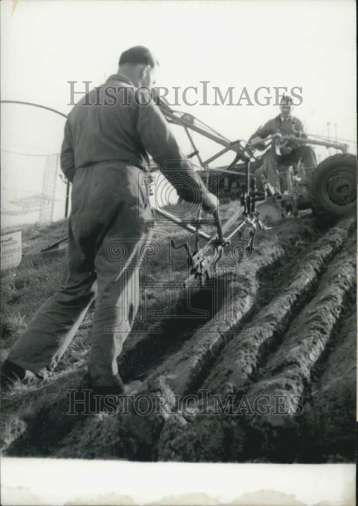 1957 Press Photo Demonstration New Plowing System French Farming Exposition - Historic Images