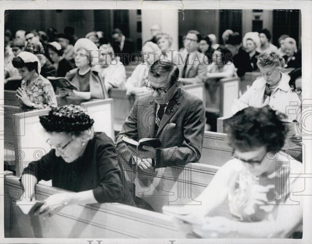 1968 Press Photo Governor John A Volpe joined in prayer at Paulists Chapel - Historic Images