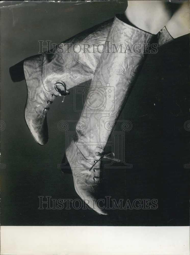 Press Photo Model With Shoes By Roger Vivier - Historic Images