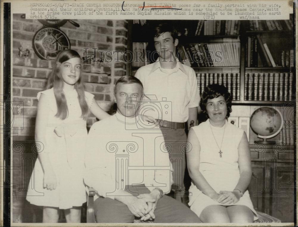 1973 Press Photo Astronaut Paul J Weitz and his family at home - RSL67997 - Historic Images