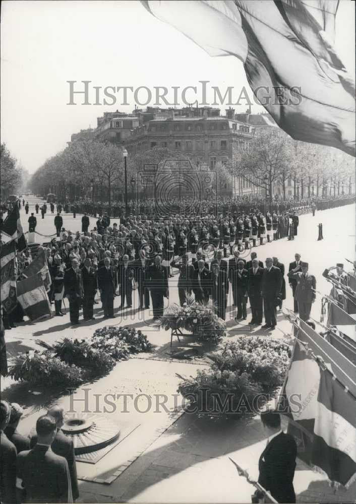 1956 Press Photo French Pres, Ren Coty at Tomb of Unknown soldier - Historic Images