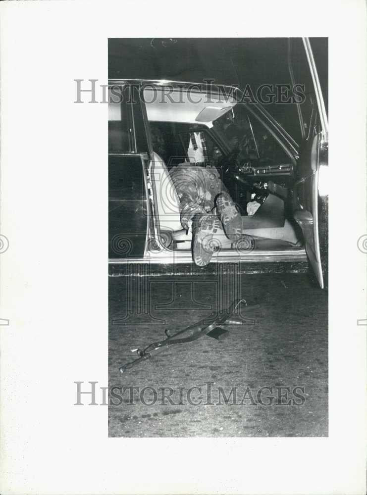 1975 Press Photo Soldiers Check Cars Along Checkpoint - Historic Images