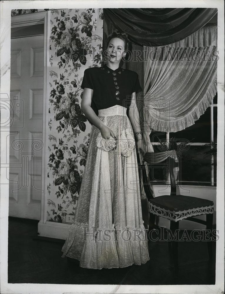 1946 Press Photo CBS singer Evelyn Knight formal hostess apron - RSL50659 - Historic Images