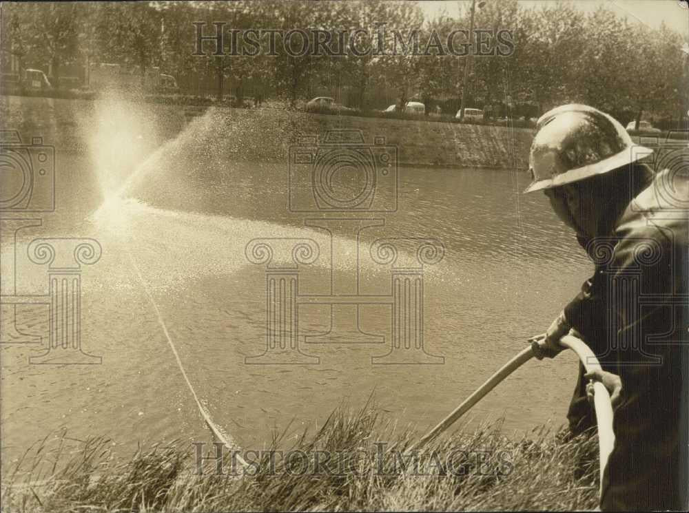 1973 Press Photo Paris firefighters put on demonstration of skills - Historic Images