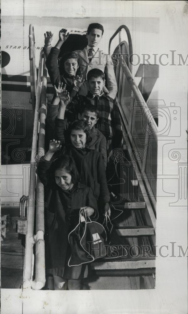 1954 Press Photo six children of Michael Katsanevas from Greece arrive in US - Historic Images