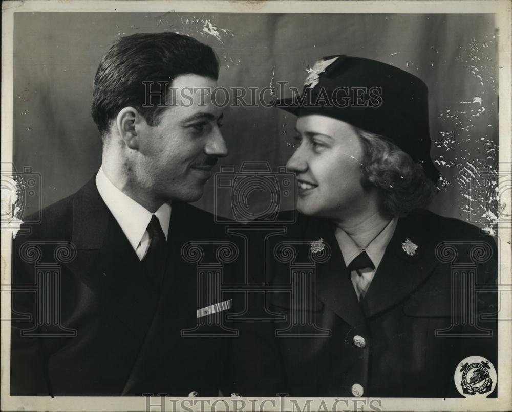 1943 Press Photo Lt Jason Sommers Kobler & SPAR ensign Barb Easley to wed - Historic Images