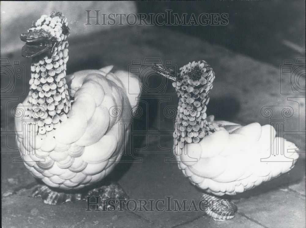 1975 Press Photo Two art ducks at Gallery Christine Callanges in Paris - Historic Images