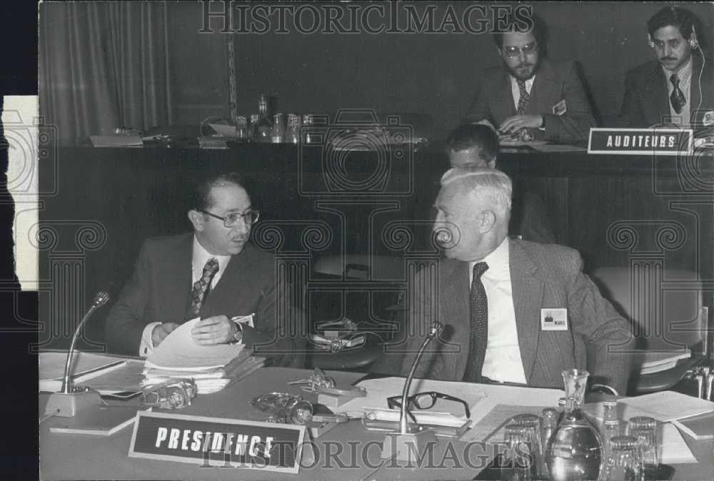 1976 Press Photo Abdul H. Taher, Arabia &amp; Stephen Bosworth of USA at conference - Historic Images