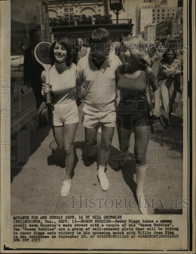 1973 Press Photo Tennis Champ Bobby Riggs at Houston St with his Bosom Buddies - Historic Images