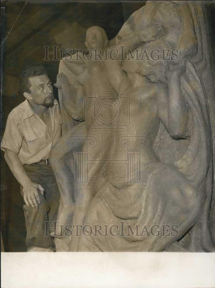 1953 Press Photo Alain Metayer and his art sculpture at Grand Prix of Rome - Historic Images