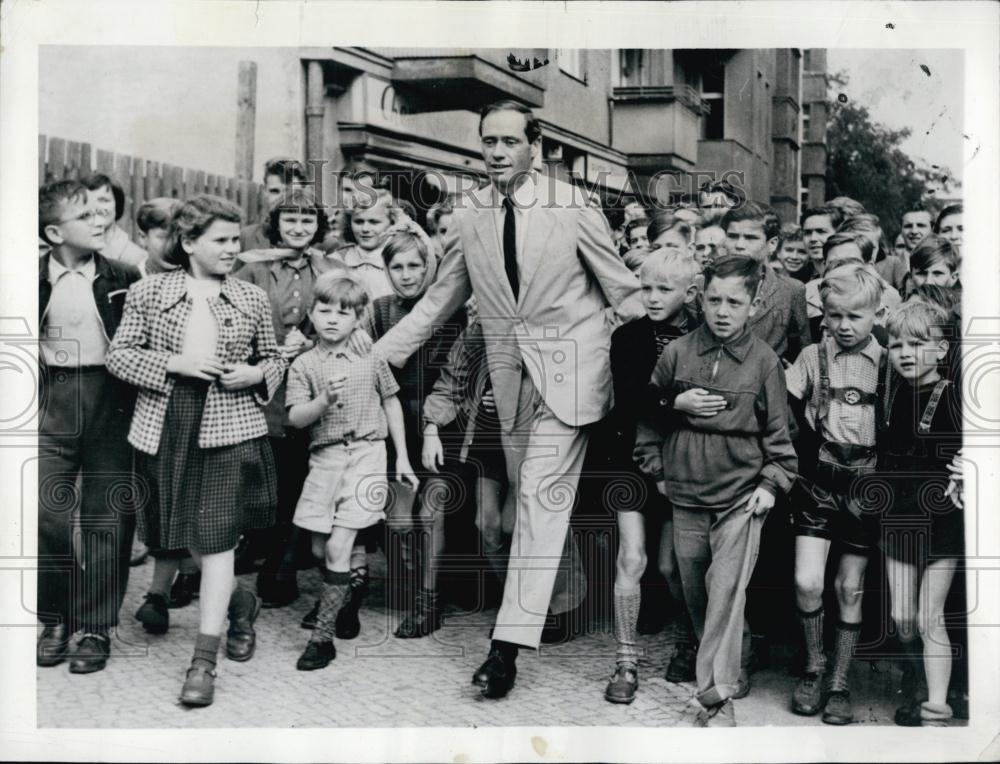 1957 Press Photo Actor Mel Ferrer With 600 Berlin Refugee Children At Premiere - Historic Images