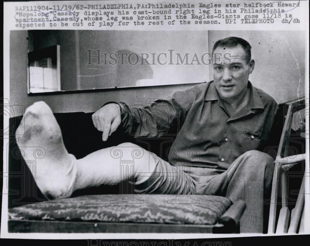 1962 Press Photo Football Star Howard Cassady displayed his cast-bound leg - Historic Images