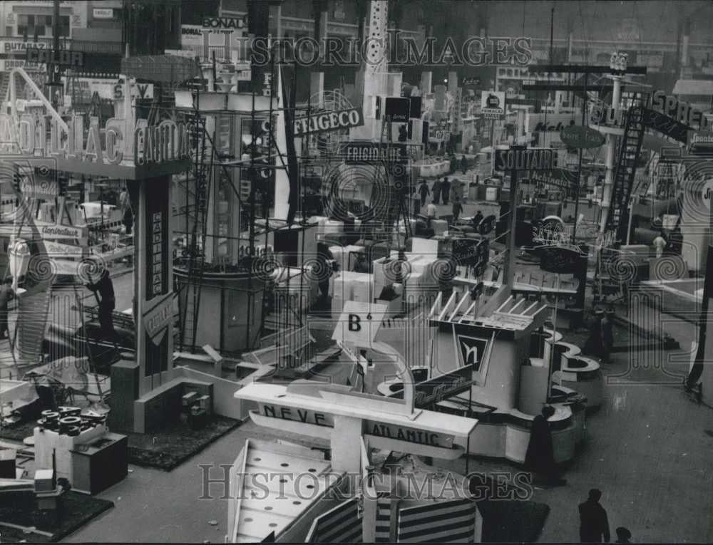 1958 Press Photo An exhibit of new industrial machines in Paris - Historic Images