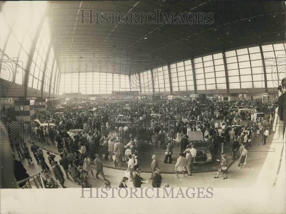 1972 Press Photo Crowds at the auto show in port of Versailles. France - Historic Images