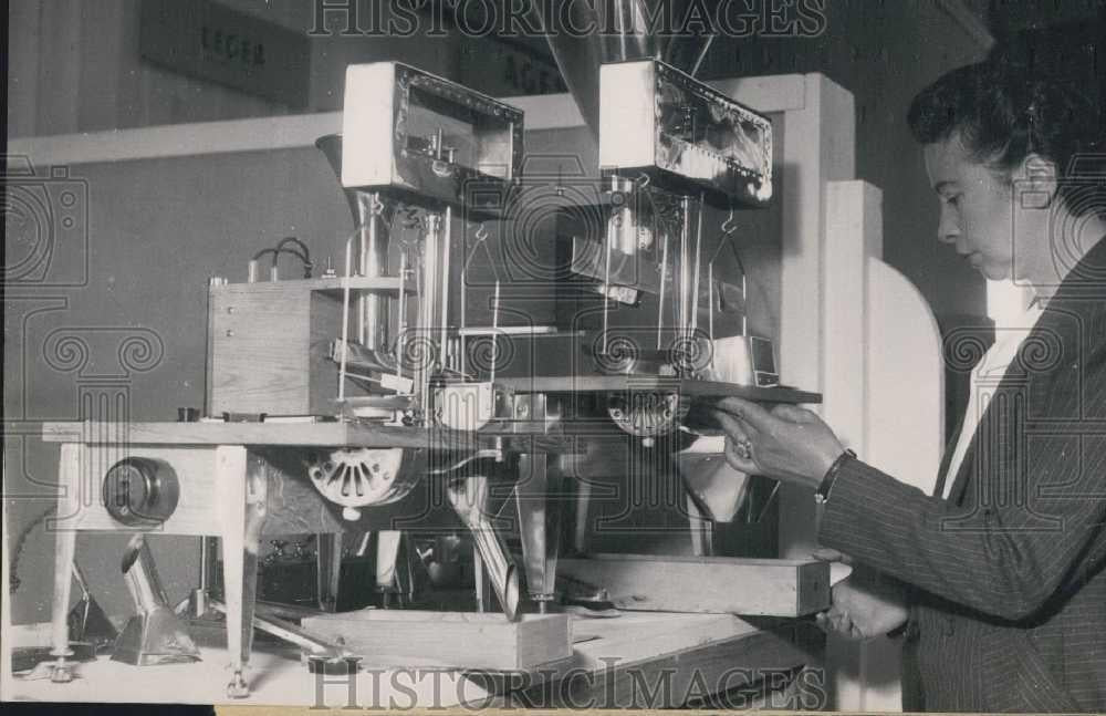 1951 Press Photo Exhibit & demonstration of machines - Historic Images