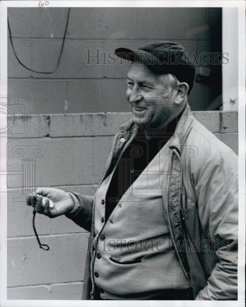 1972 Press Photo Horse racing clocker Joe Wittman at Renton facility, Longacres - Historic Images