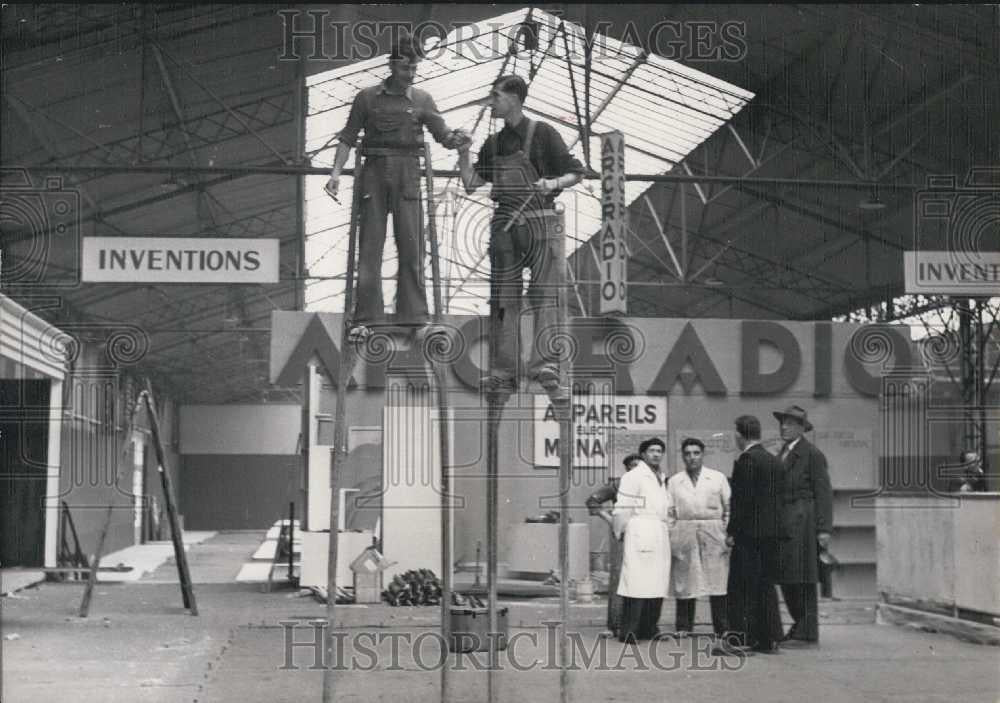 1952 Press Photo Workmen set up exhibits at invention exposition - Historic Images