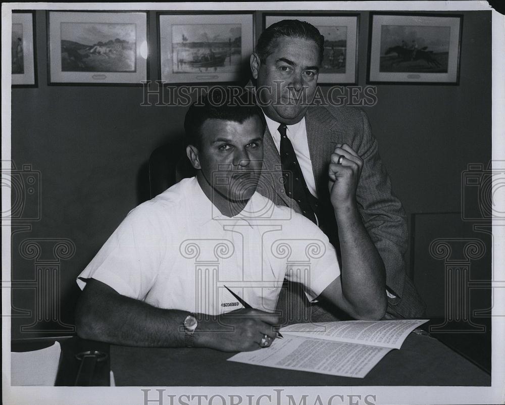 1960 Press Photo Bill Skowron and Ray showing broken arm - RSL77237 - Historic Images