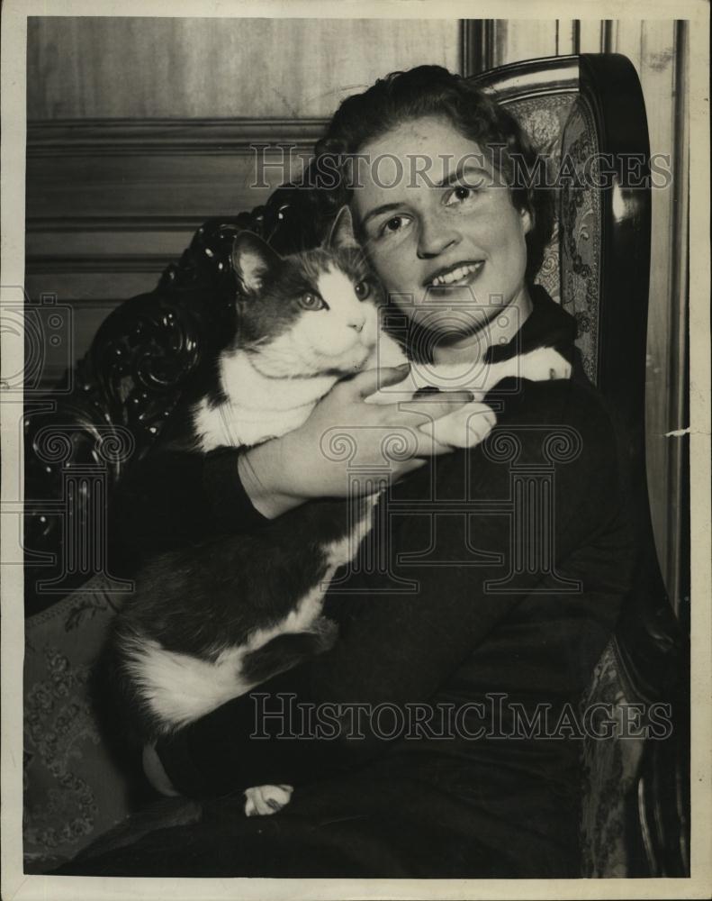 1932 Press Photo Miss Rosamond Pierce With Cat - RSL49397 - Historic Images