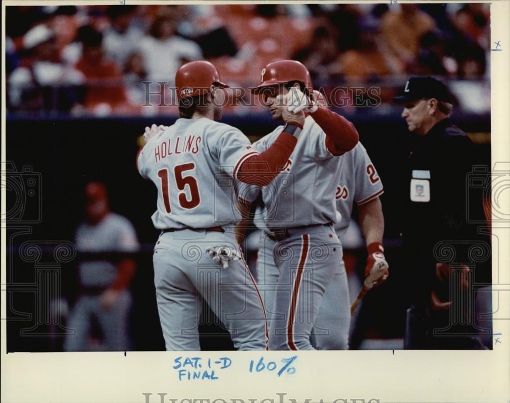 1993 Press Photo Phillies Players Darren Daulton &amp; Dave Hollins After Home Run - Historic Images