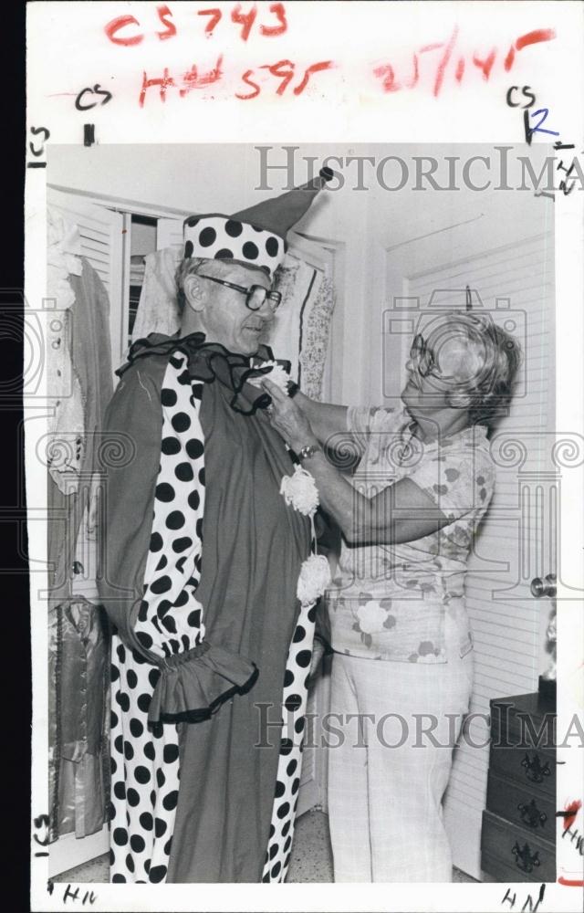 1981 Press Photo Ruth Osborn Costume Maker Stage West acting Troupe - RSL63569 - Historic Images