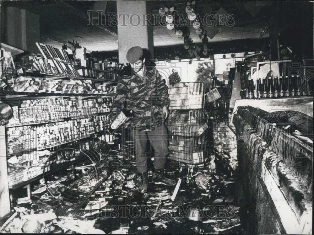 1969 Press Photo Interior of store after it was bombed in Jerusalem - Historic Images