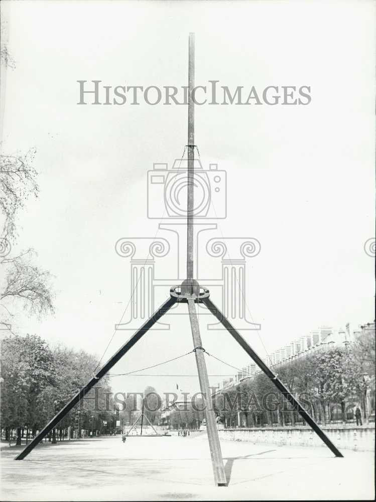 Press Photo Tri-Pod Sculpture by Suvero Sculptor in Paris France - Historic Images