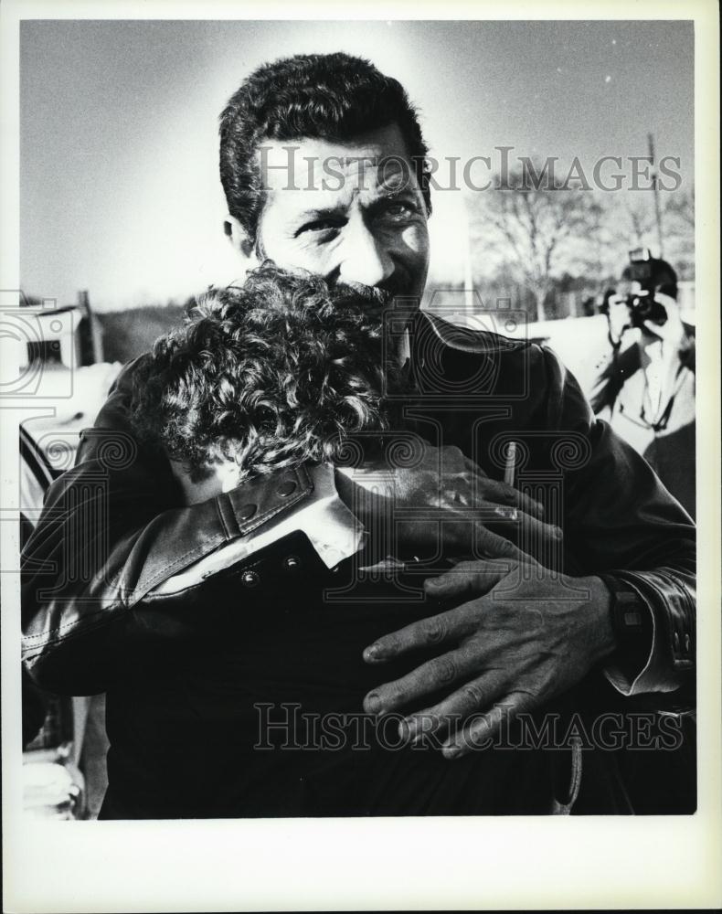 1984 Press Photo Kidnapped Son Bobby Smith Hugging Father Robert Reunion - Historic Images