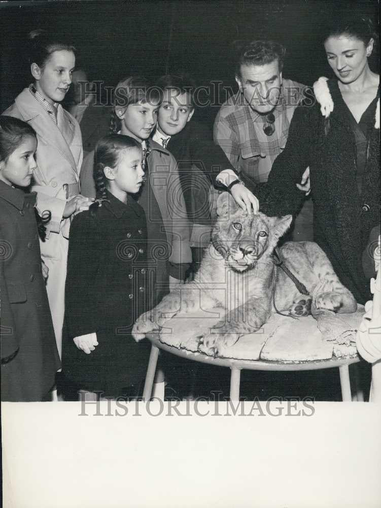 1958 Press Photo Lion &quot;Narcisse&quot; and children at the zoo - Historic Images