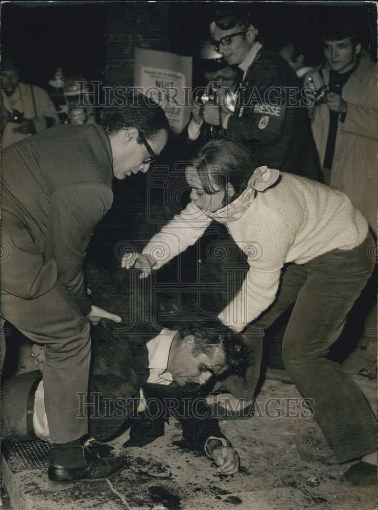 Press Photo Man Collapses From Head Wound - Historic Images