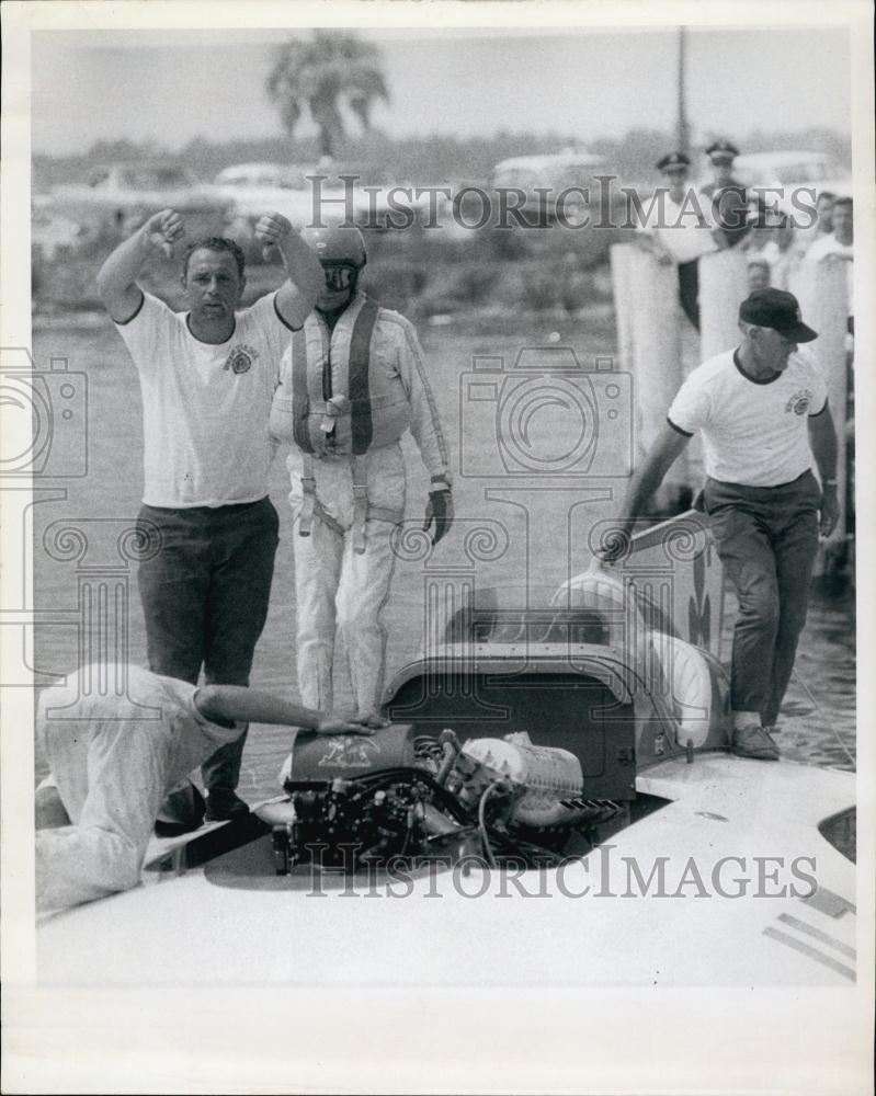 1967 Press Photo Boat Racing Crew Thumbs Down Notre Dame Suncoast Cup Race - Historic Images