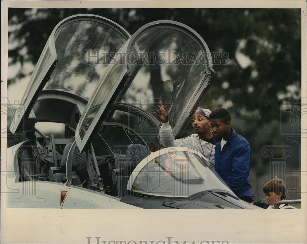 1990 Press Photo Chigagoans Nolan and Bryant Check out an Air Force T 38 Jet - Historic Images