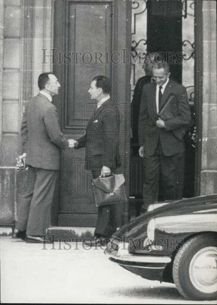 1960 Press Photo Mr Moris meetsd with General Gastings in Paris - Historic Images