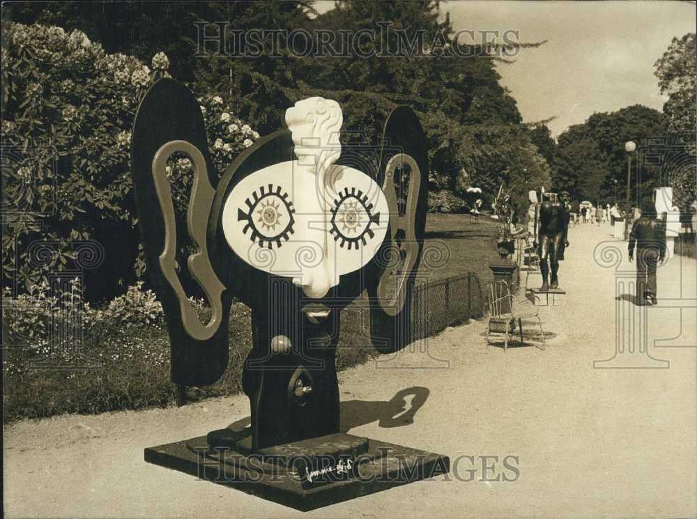 1976 Press Photo Sculpture by Rossigneux Display Garden Champs-Elysees Paris - Historic Images