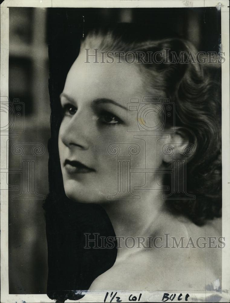 1939 Press Photo One Pair of hands Monica Dickens - RSL49559 - Historic Images