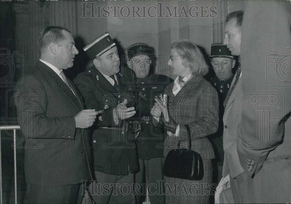1960 Press Photo Mr Arnould as police prevent his wife's entry to court - Historic Images
