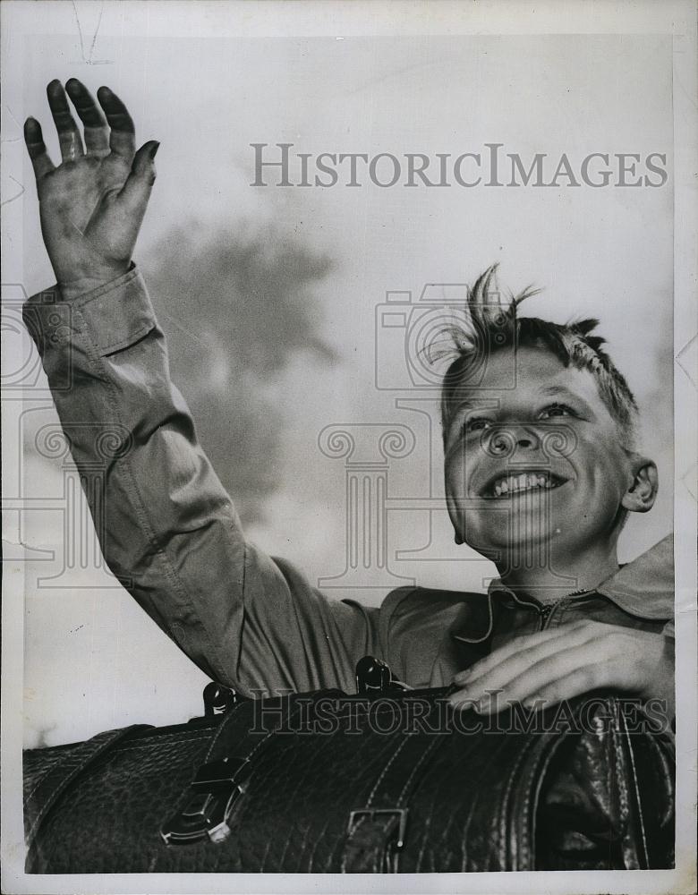 1958 Press Photo Olle Bornebuch as he sets out on an around-the-world trip - Historic Images