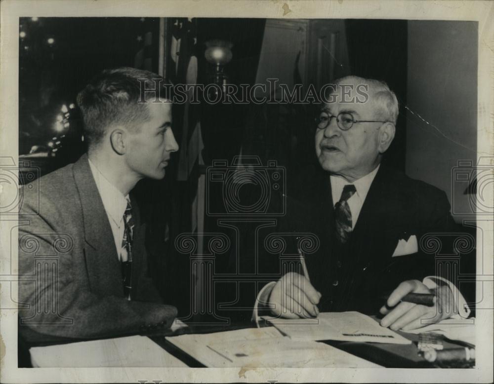 1949 Press Photo Rep Hugo Sims, 27, Rep Adolph Sabath, 82 - RSL06361 - Historic Images