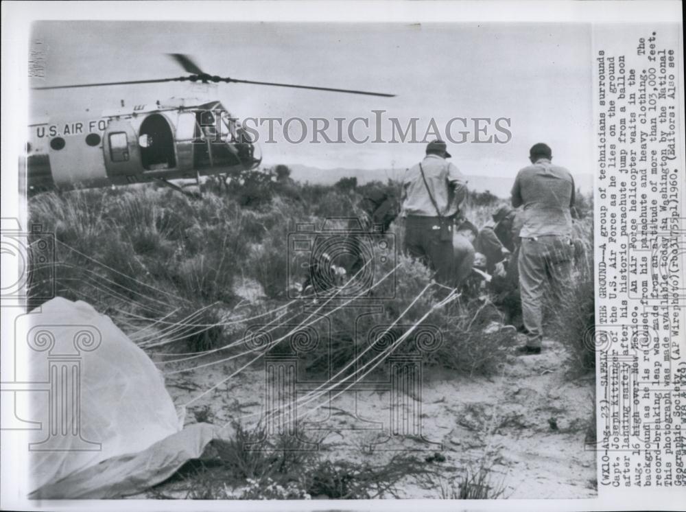 1960 Press Photo CaptJoseph Kittinger US Airforce After Historic Parachute Jump - Historic Images