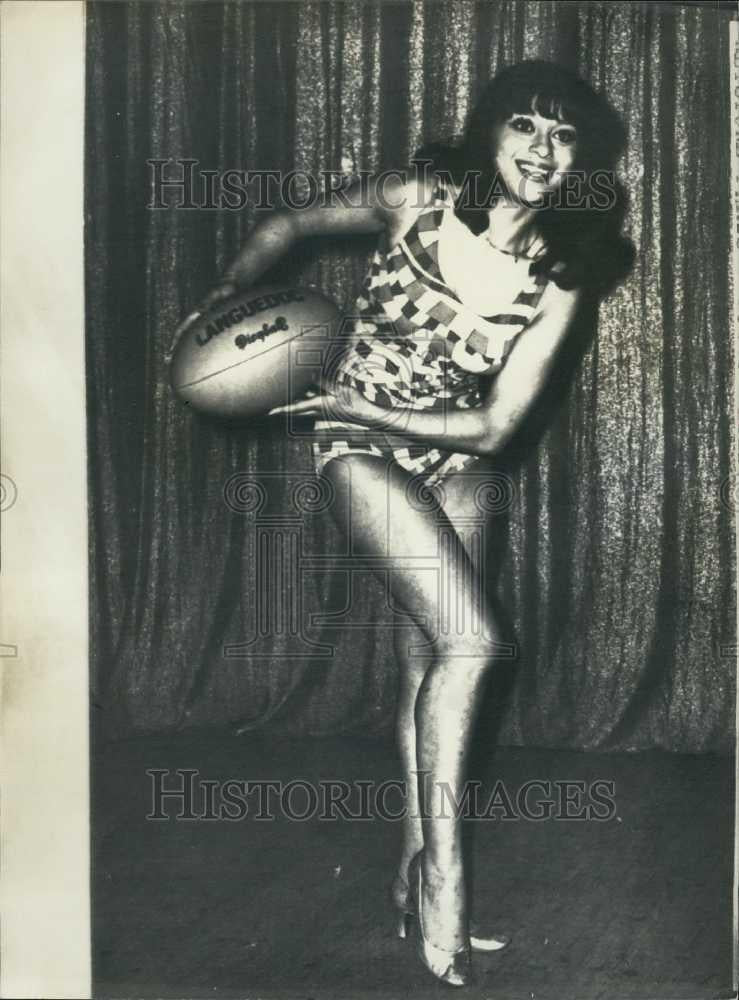 1968 Press Photo &quot;Miss Rugby&quot;. Edith Atlan with a rugby ball - Historic Images