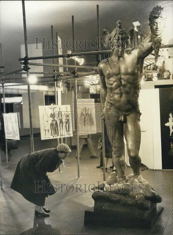 1981 Press Photo Visitor Admires Statue Exposition Opera Museum in Paris - Historic Images