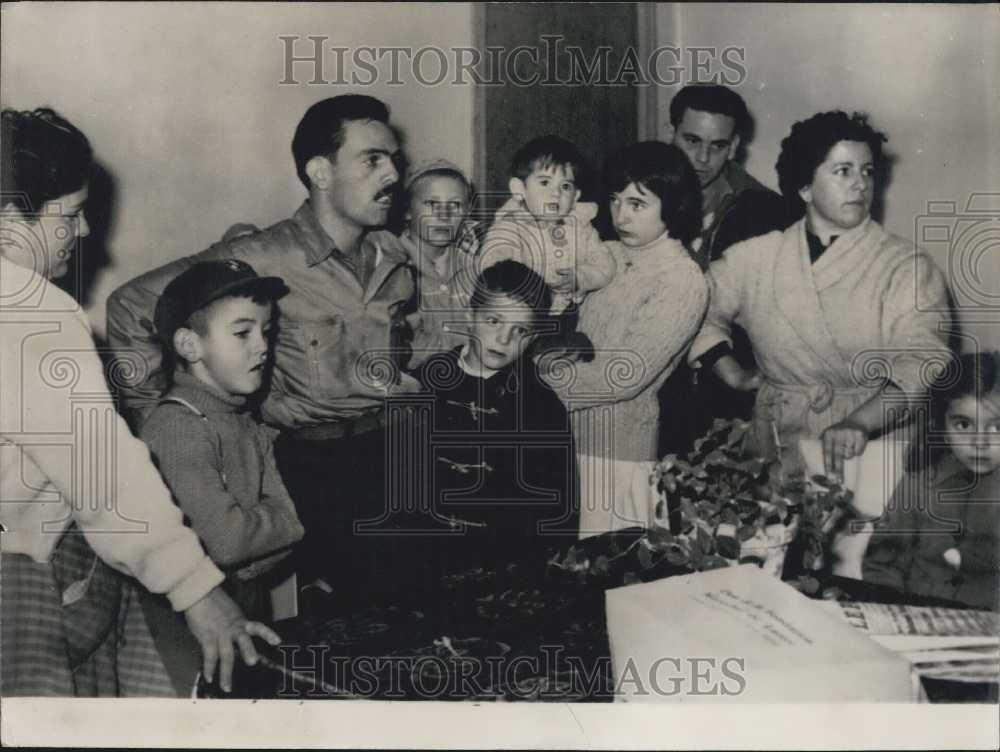 1958 Press Photo French Battalion Member Vincent Morales with Family During - Historic Images