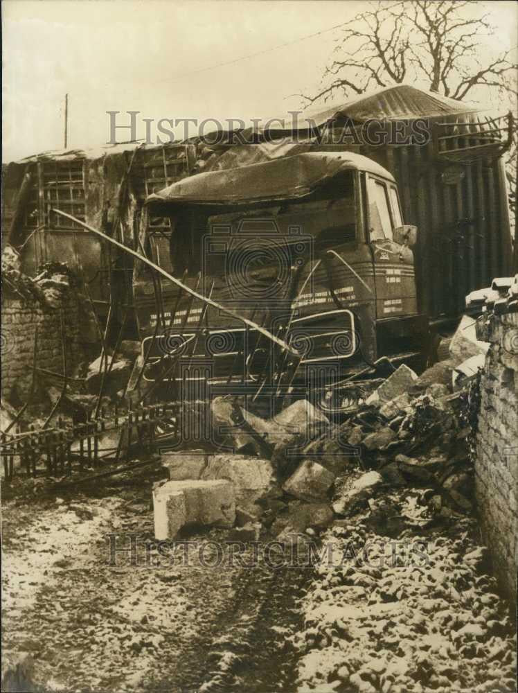 1973 Press Photo Destroyed truck that crashed in France - Historic Images