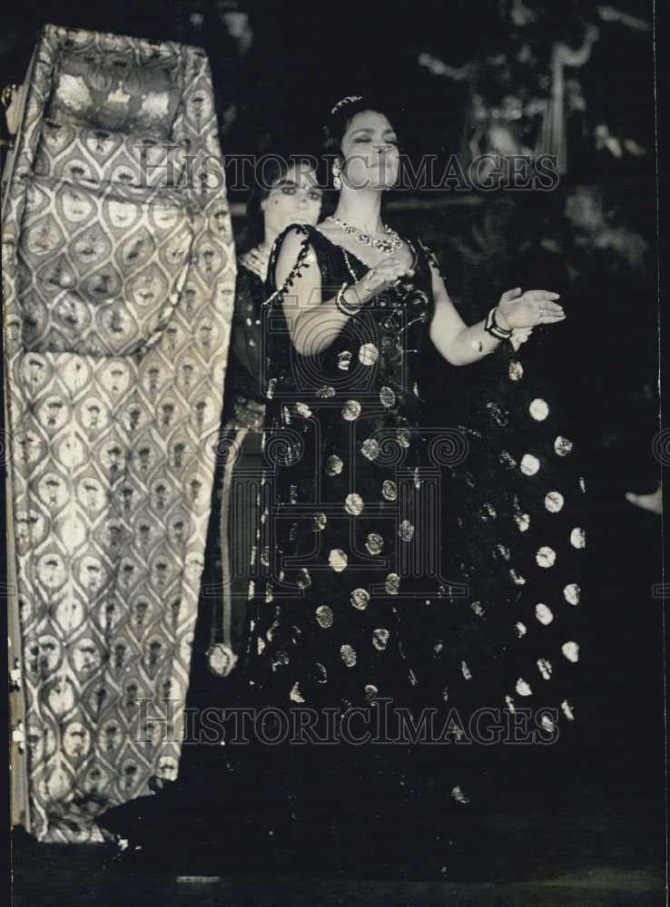 1973 Press Photo Opera singer Violetta Papantoniou in &quot;La Traviata&quot; in Paris - Historic Images